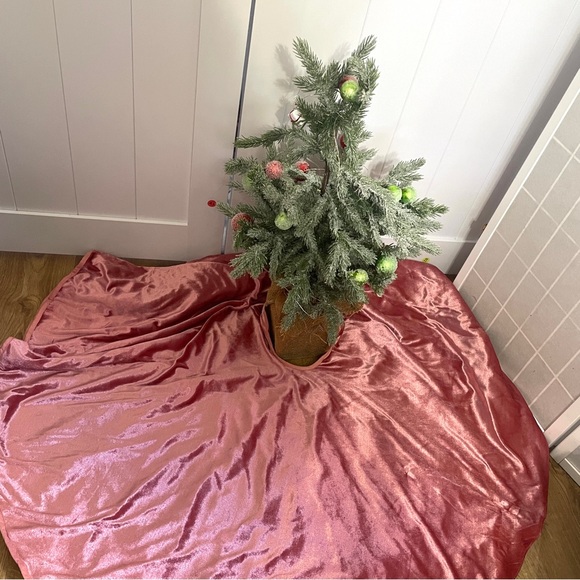 Pink Velvet Christmas Tree Skirt Holiday Decor
Aesthetic - Picture 1 of 11